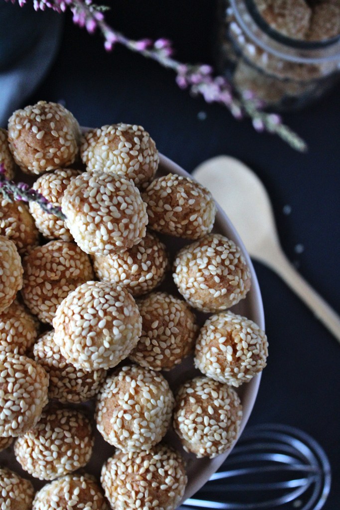 Rezept für Sesam-Kokos-Bällchen von Einmal Nachschlag, bitte! | Foto: Linda Katharina Klein